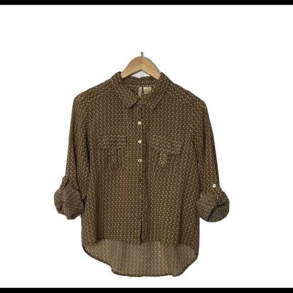 3/$20 Passport Size M Roll Tab Sleeve Blouse Semi Sheer Pockets Hi Low Hem - Picture 2 of 8